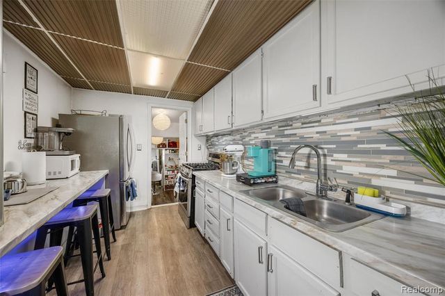 20816 Midway Avenue, Southfield, MI 48075