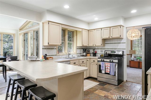 1086 Post Avenue, Holland, MI 49424