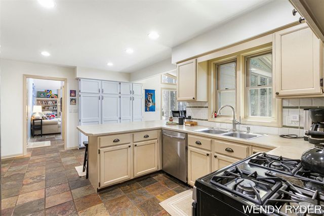 1086 Post Avenue, Holland, MI 49424