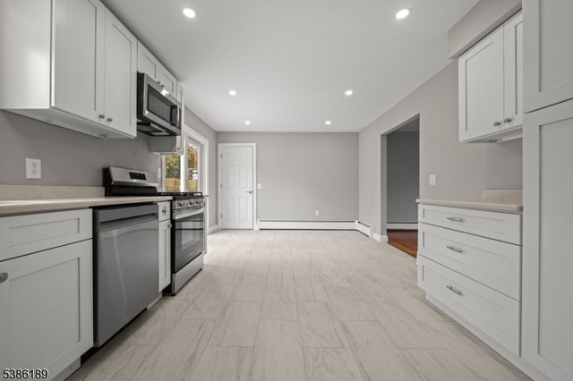 14 Kim Ln, Washington Twp., NJ 07840