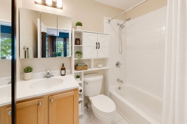 835 W Lawrence Avenue 2N, Chicago, IL 60640