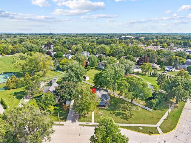 245 DARBOY ROAD, Combined Locks, WI 54113