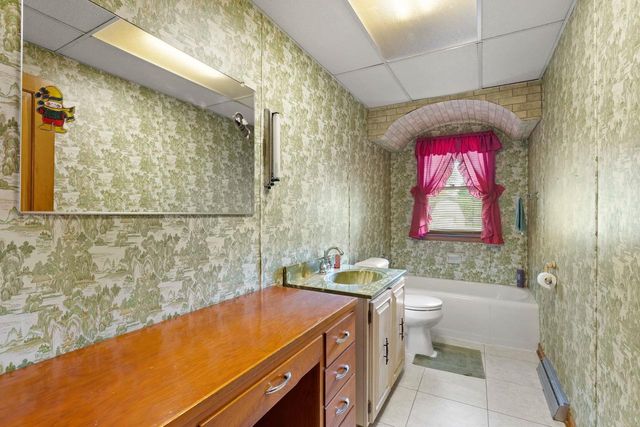 245 DARBOY ROAD, Combined Locks, WI 54113
