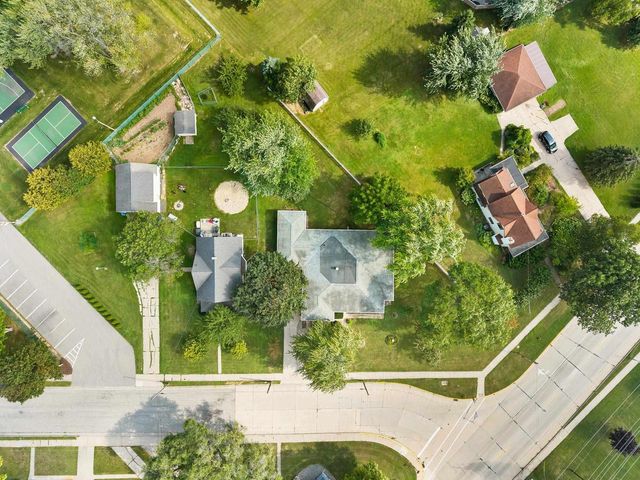 245 DARBOY ROAD, Combined Locks, WI 54113
