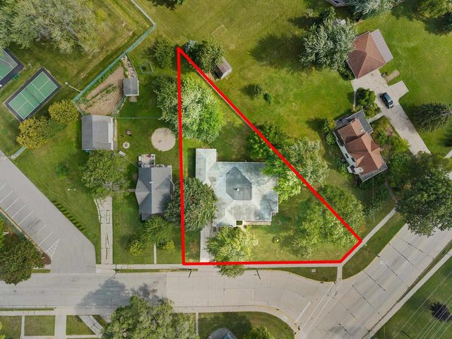 245 DARBOY ROAD, Combined Locks, WI 54113