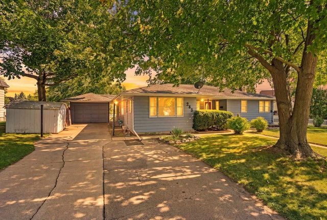 245 DARBOY ROAD, Combined Locks, WI 54113