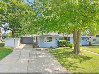 245 DARBOY ROAD, Combined Locks, WI 54113