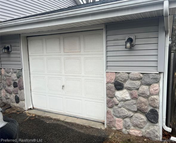 17300 Merriman Road N, Livonia, MI 48152