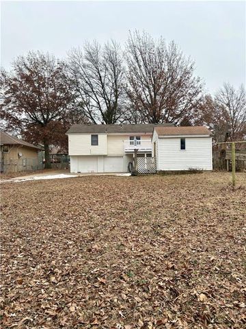 305 NE Sunnyside School Road, Blue Springs, MO 64014