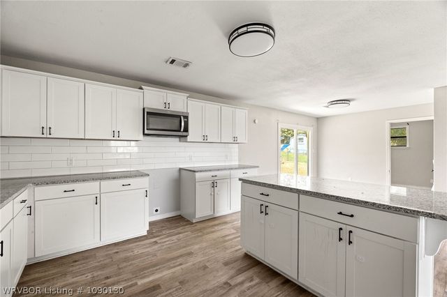8226 Dequeen Court, Hackett, AR 72937