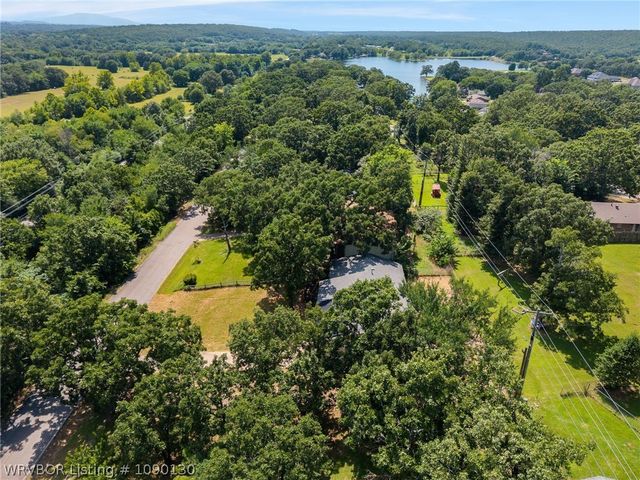 8226 Dequeen Court, Hackett, AR 72937