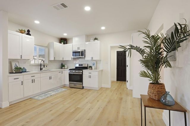 644 N Airport Way, Stockton, CA 95205