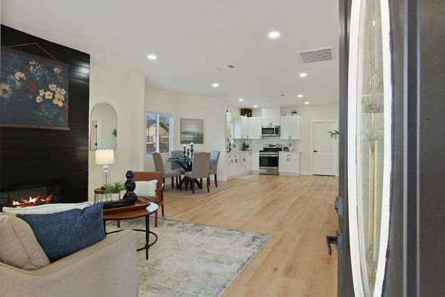 644 N Airport Way, Stockton, CA 95205