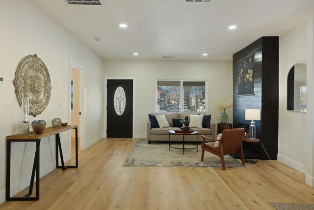 644 N Airport Way, Stockton, CA 95205