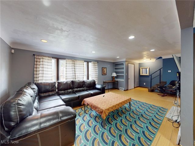 2374 Traymore Road, University Heights, OH 44118