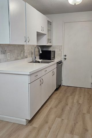 1 Village Hill Ln 4, Natick, MA 01760