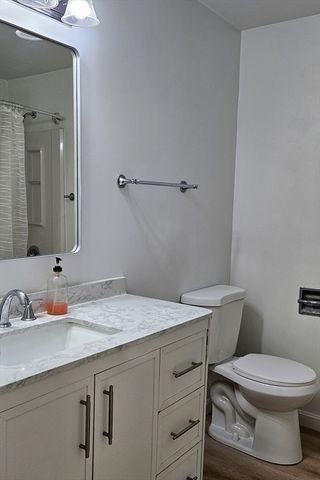 1 Village Hill Ln 4, Natick, MA 01760