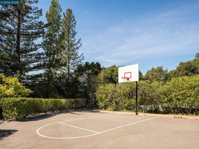 8 Sycamore Rd, Orinda, CA 94563