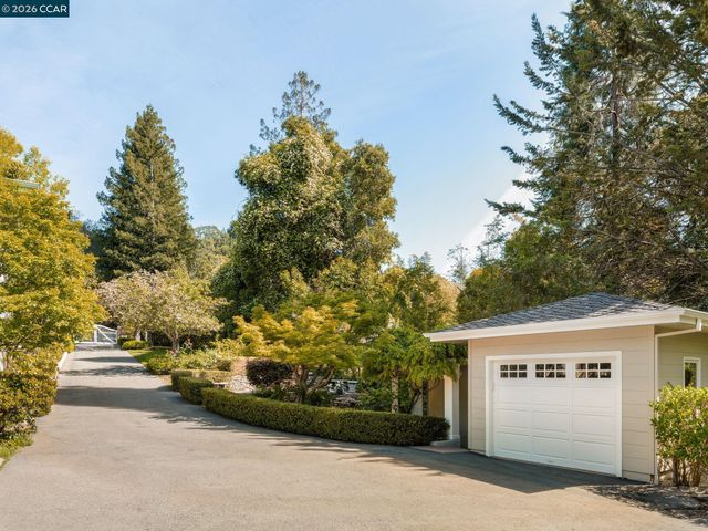 8 Sycamore Rd, Orinda, CA 94563