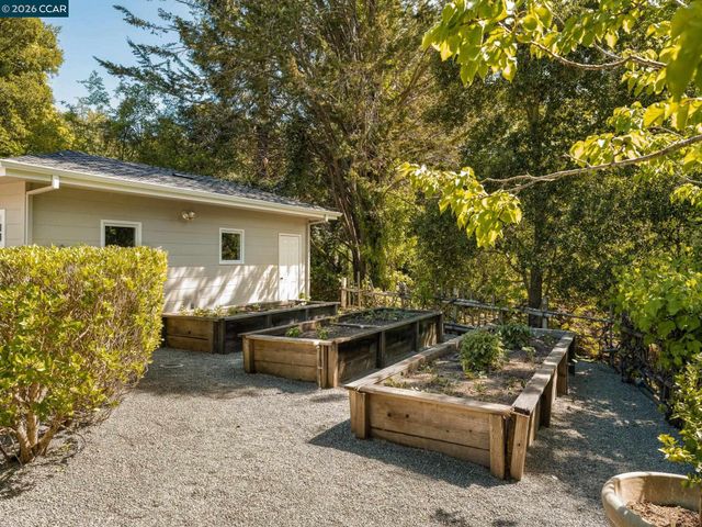 8 Sycamore Rd, Orinda, CA 94563