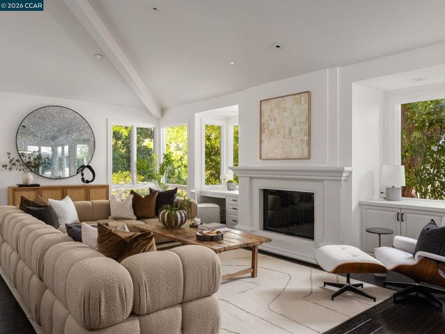 8 Sycamore Rd, Orinda, CA 94563