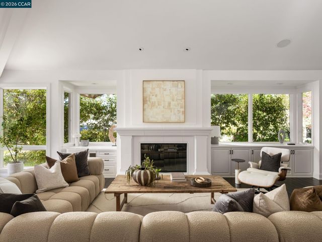 8 Sycamore Rd, Orinda, CA 94563