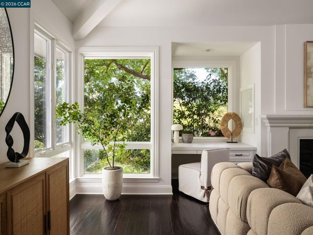 8 Sycamore Rd, Orinda, CA 94563