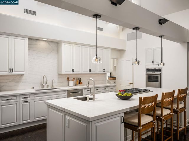 8 Sycamore Rd, Orinda, CA 94563