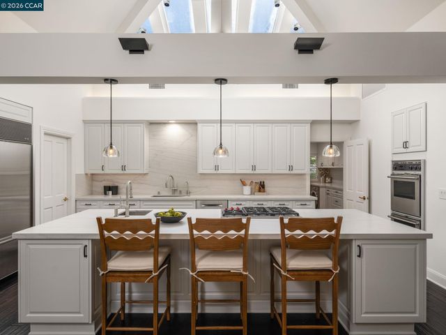 8 Sycamore Rd, Orinda, CA 94563