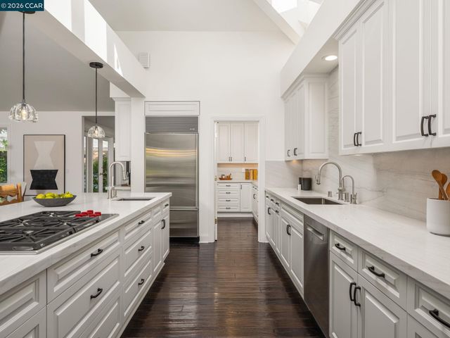 8 Sycamore Rd, Orinda, CA 94563