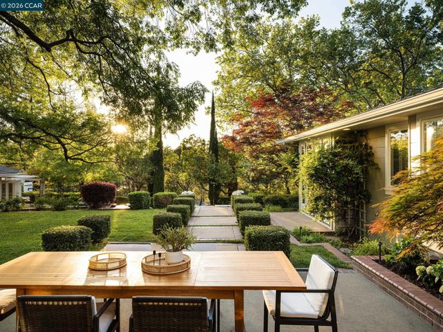 8 Sycamore Rd, Orinda, CA 94563