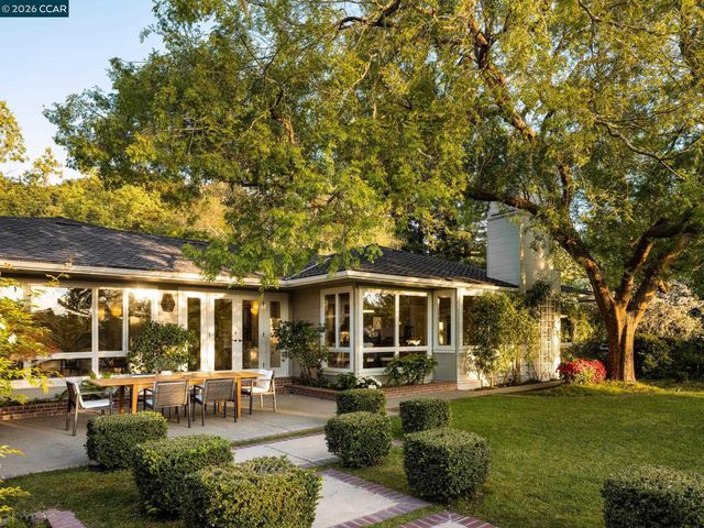 8 Sycamore Rd, Orinda, CA 94563