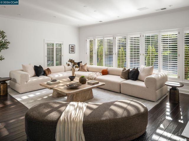 8 Sycamore Rd, Orinda, CA 94563