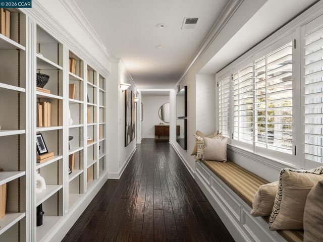 8 Sycamore Rd, Orinda, CA 94563