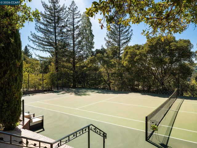 8 Sycamore Rd, Orinda, CA 94563