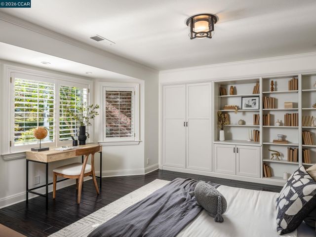 8 Sycamore Rd, Orinda, CA 94563