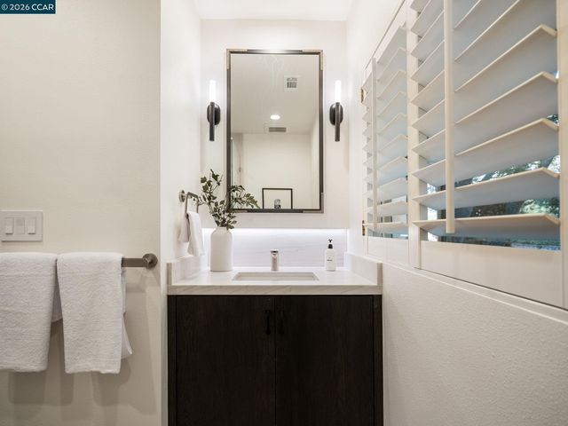 8 Sycamore Rd, Orinda, CA 94563