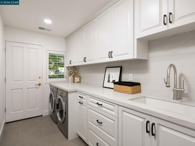 8 Sycamore Rd, Orinda, CA 94563