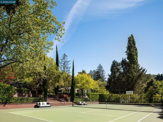 8 Sycamore Rd, Orinda, CA 94563