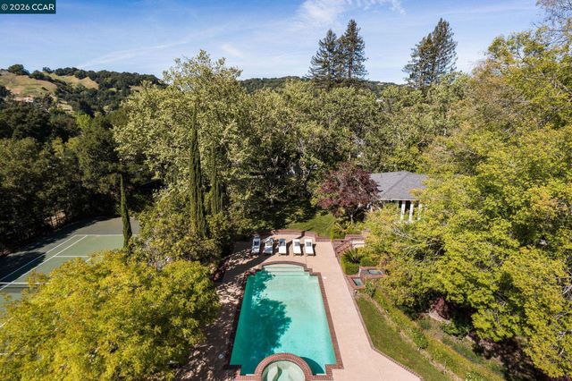 8 Sycamore Rd, Orinda, CA 94563