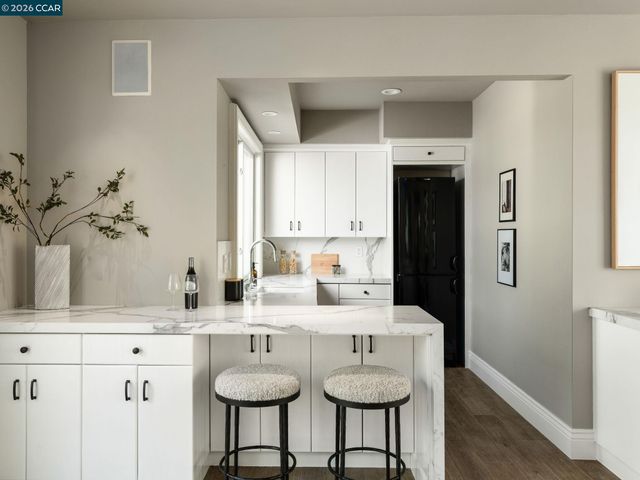 8 Sycamore Rd, Orinda, CA 94563