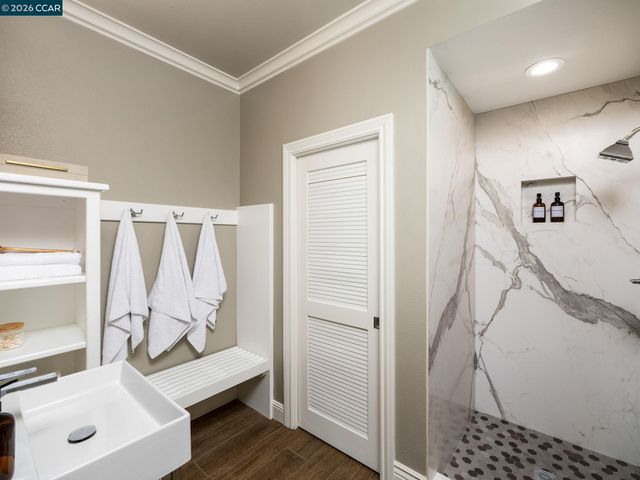 8 Sycamore Rd, Orinda, CA 94563