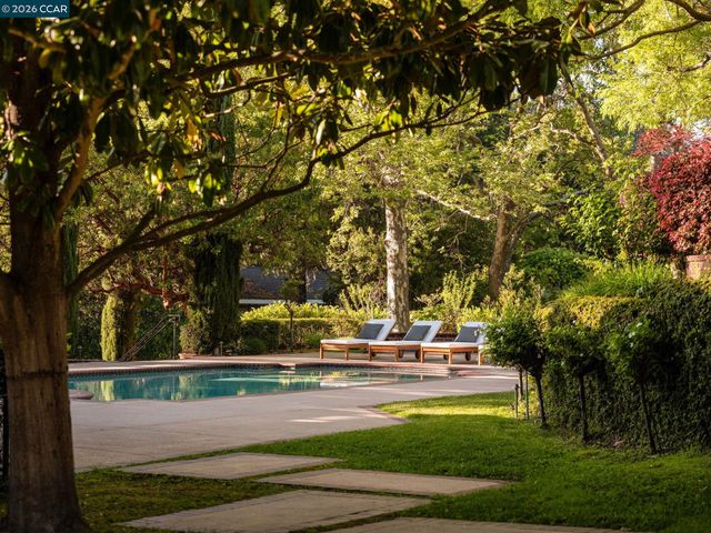 8 Sycamore Rd, Orinda, CA 94563