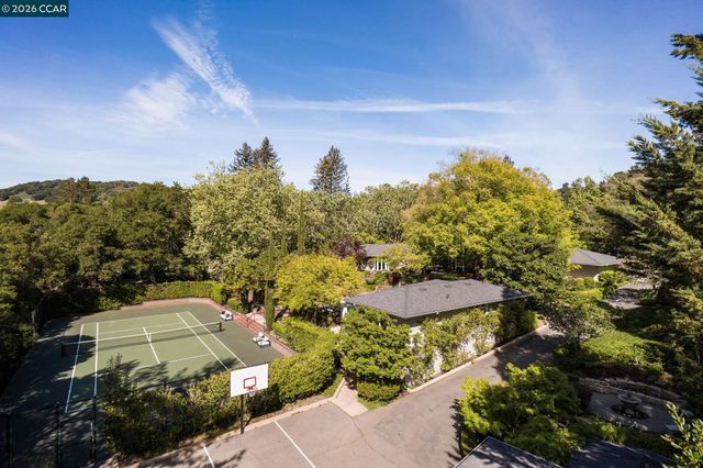 8 Sycamore Rd, Orinda, CA 94563