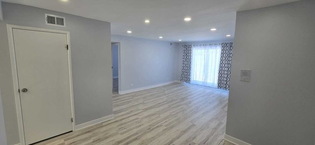 9405 Bay Colony Drive 3W, Des Plaines, IL 60016