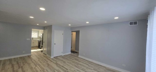 9405 Bay Colony Drive 3W, Des Plaines, IL 60016