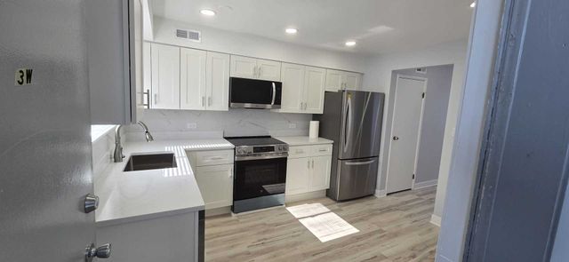 9405 Bay Colony Drive 3W, Des Plaines, IL 60016