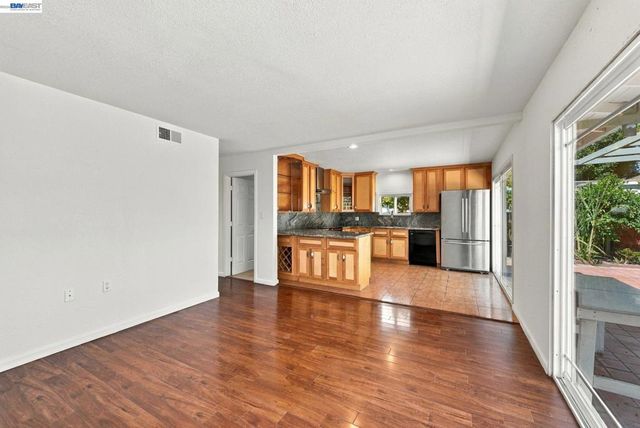 33438 University Dr, Union City, CA 94587