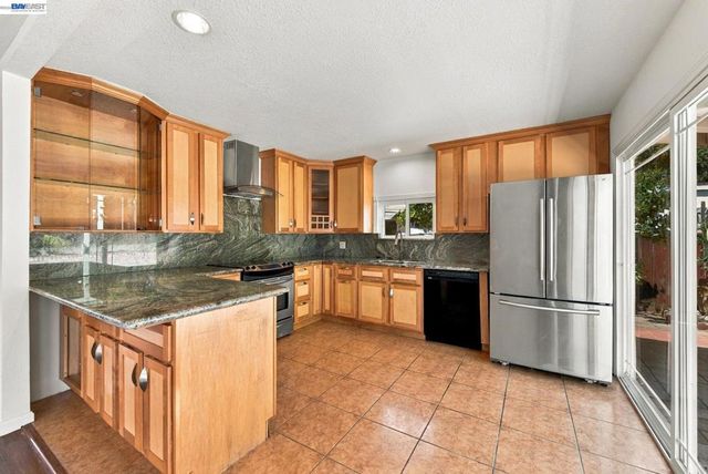 33438 University Dr, Union City, CA 94587