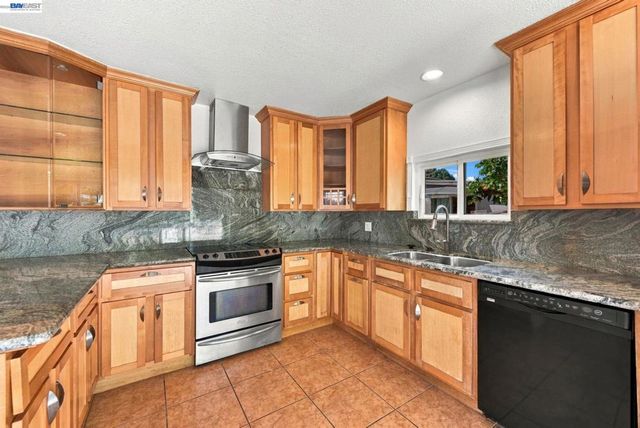 33438 University Dr, Union City, CA 94587